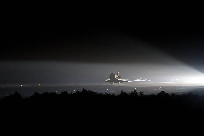 Endeavour STS-134 Lands