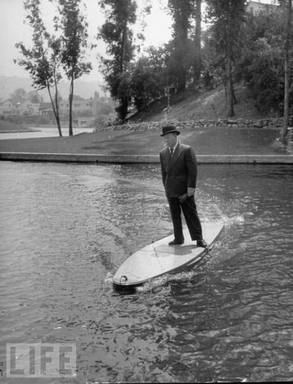 Planche de surf à moteur - 1948