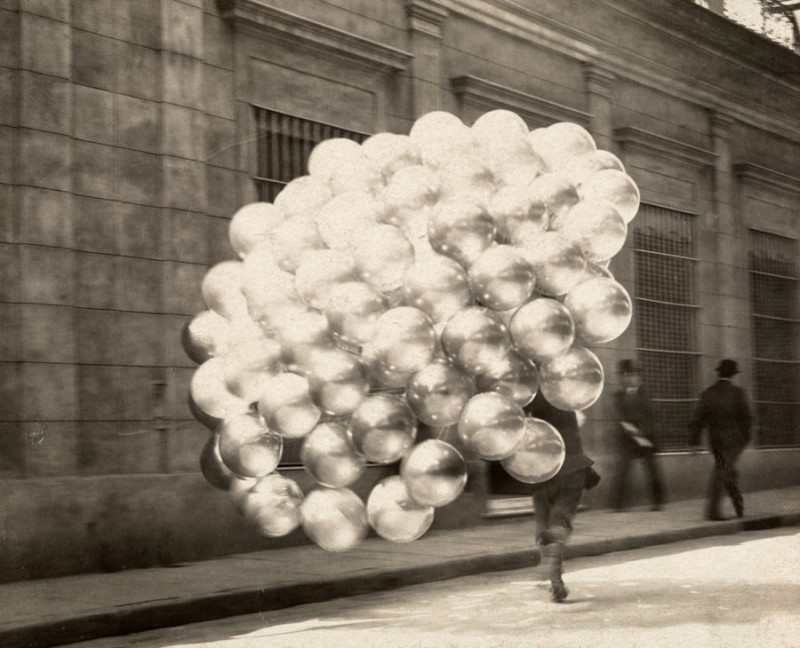 A balloon vendor in Buenos Aires November 1921