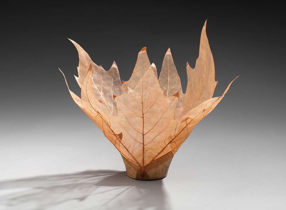 Des délicates sculptures de feuilles