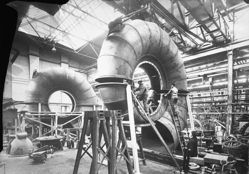 Riesen deutscher Technik ! Voith' sche Riesen-Spiralturbinen für eine Leistung von 5000 P.S. , welche für das Kraftwerk Nore in Norwegen bestimmt sind, bei der Montage.