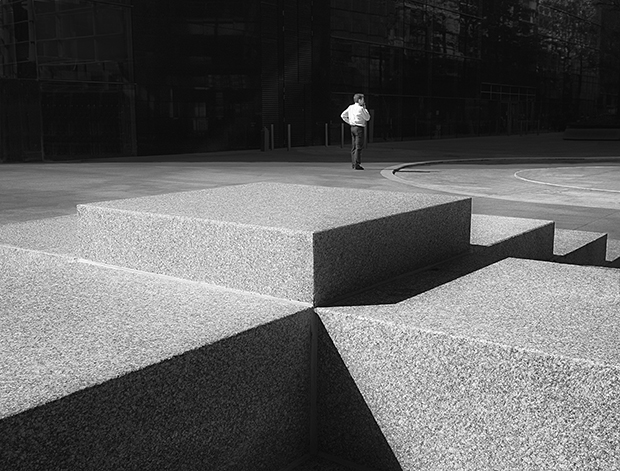 Entre ombre et lumières, la géométrie monochrome des rues de Londres